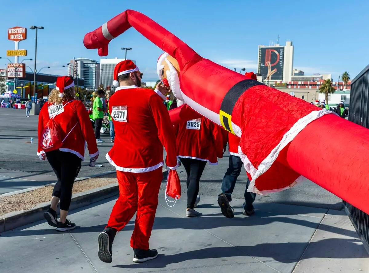 Después de perder algo de potencia, un bailarín aéreo de Santa Claus es empujado hacia arrib ...