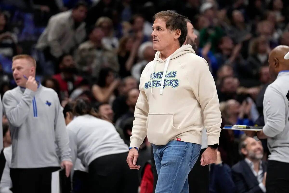 El dueño del equipo Dallas Mavericks, Mark Cuban, camina hacia su asiento durante la primera m ...