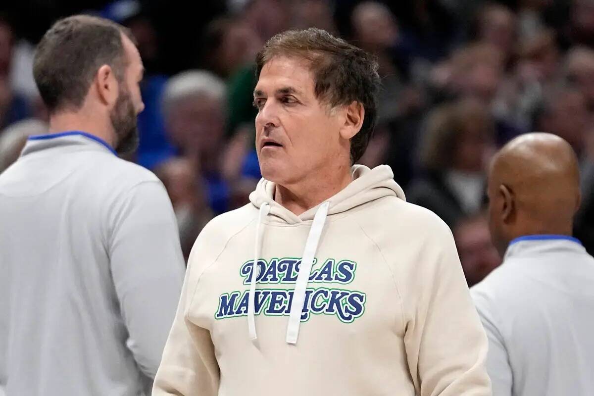 El dueño del equipo Dallas Mavericks, Mark Cuban, camina hacia su asiento durante la primera m ...