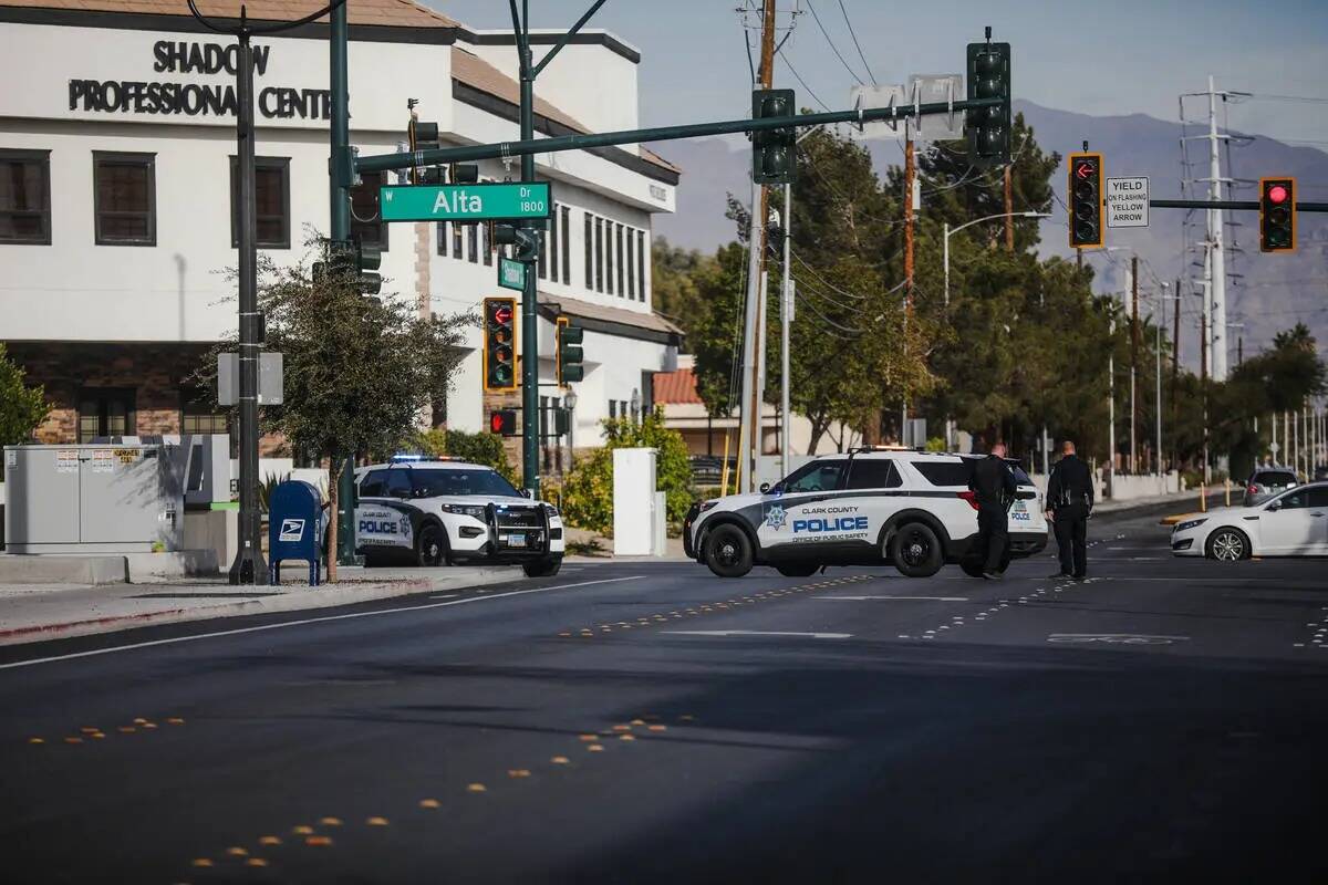 Una procesión policial para un agente de la Nevada Highway Patrol asesinado se dirige hacia la ...