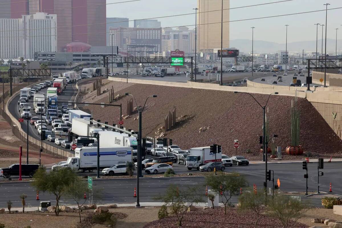 La policía de Las Vegas llama a las puertas en I Street cerca de Monroe Avenue el jueves 30 de ...