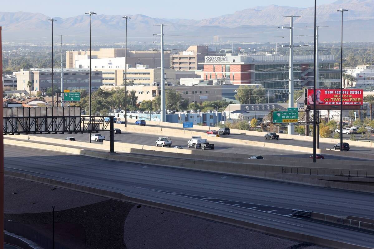La policía de Las Vegas investiga en Monroe Avenue cerca de I Street el jueves 30 de noviembre ...