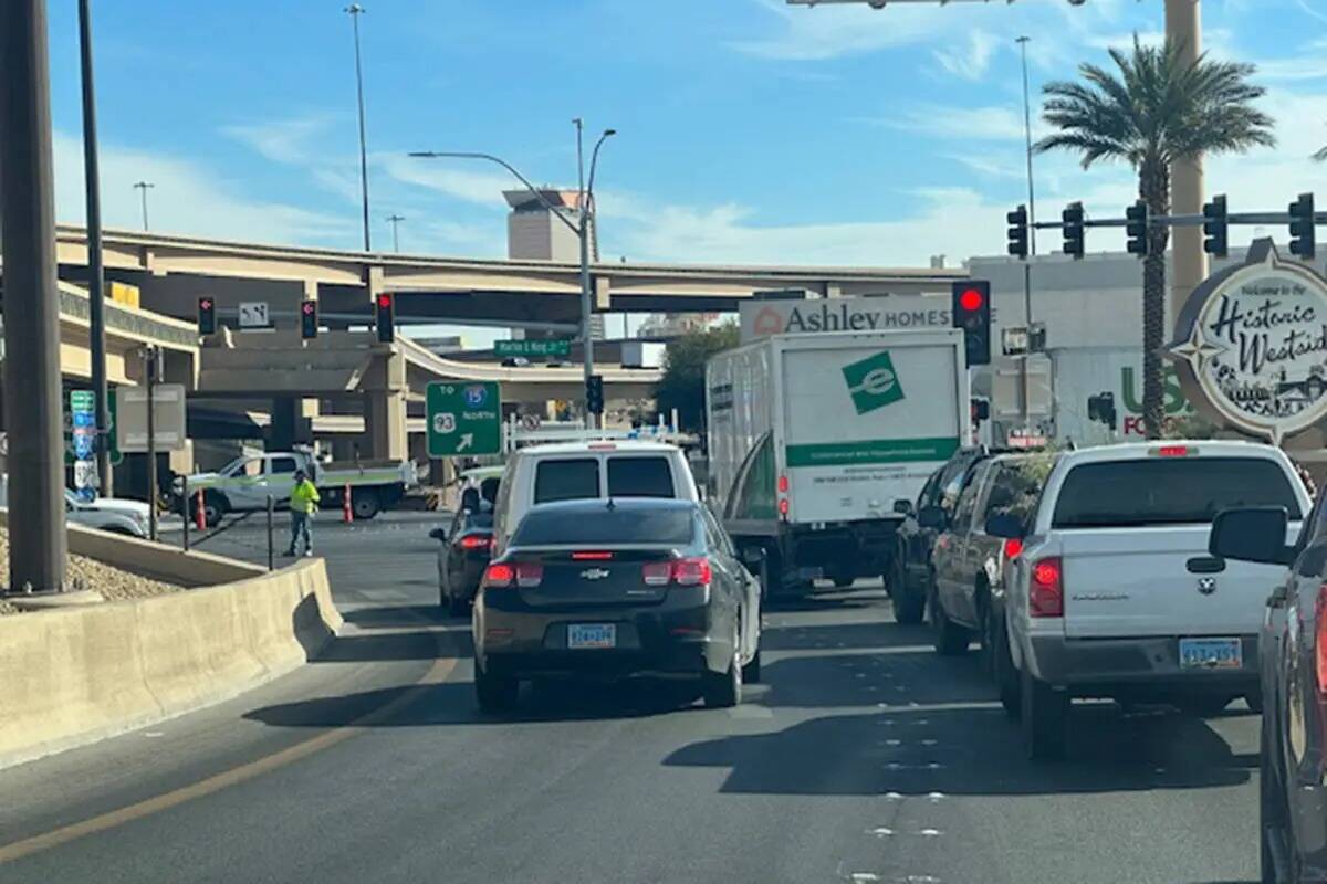 Un camión del Departamento de Transporte de Nevada bloquea la entrada a la Interestatal 15 des ...