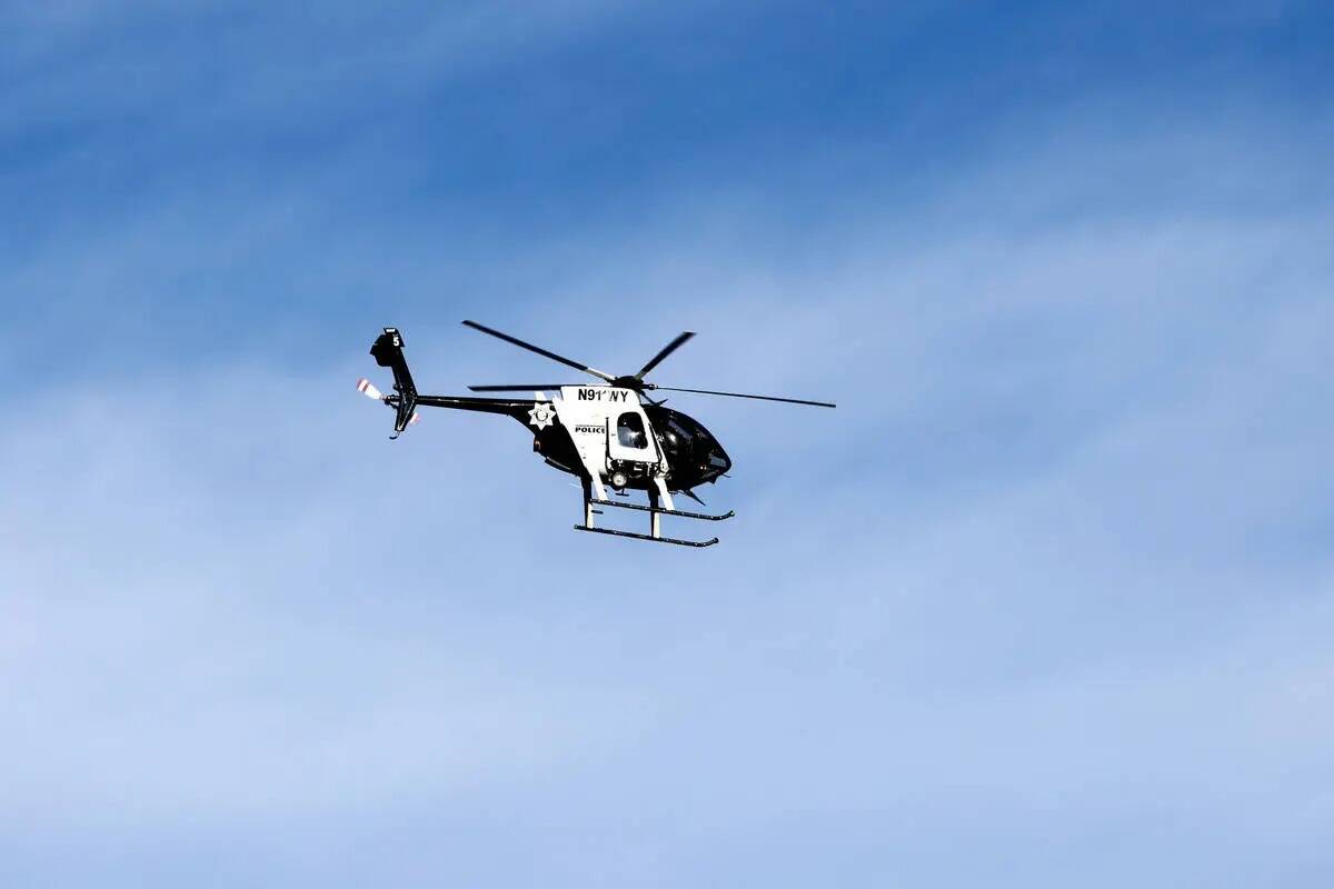 Un helicóptero de la policía sobrevuela la Interestatal 15 en Charleston Boulevard el jueves ...
