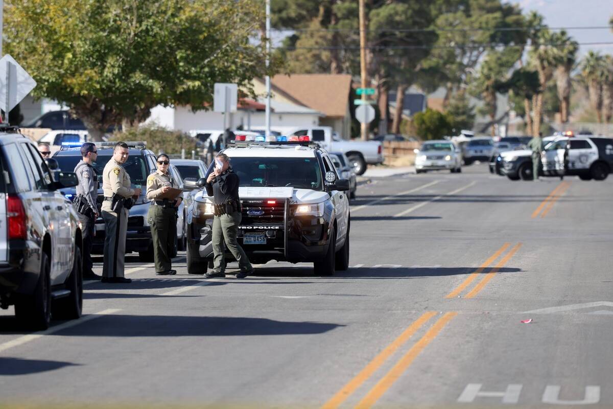 La policía saluda mientras el cuerpo de un agente de la Nevada Highway Patrol asesinado es con ...