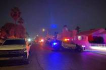 La policía de Las Vegas investiga un tiroteo cerca de Sloan Lane y Sahara Avenue el miércoles ...