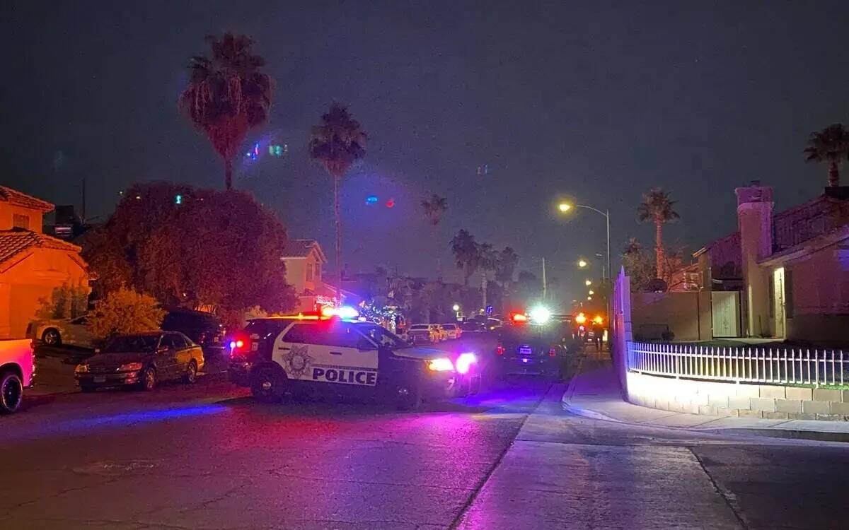 Se está investigando un tiroteo entre la policía de Las Vegas cerca de Sloan Lane y Sahara Av ...