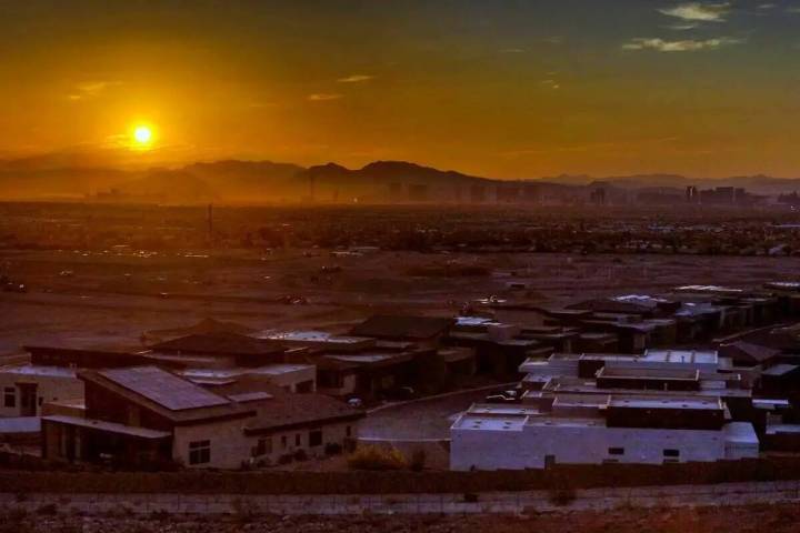 Un amanecer en Las Vegas el 20 de julio de 2023, uno de los días más calurosos del año. (L.E ...