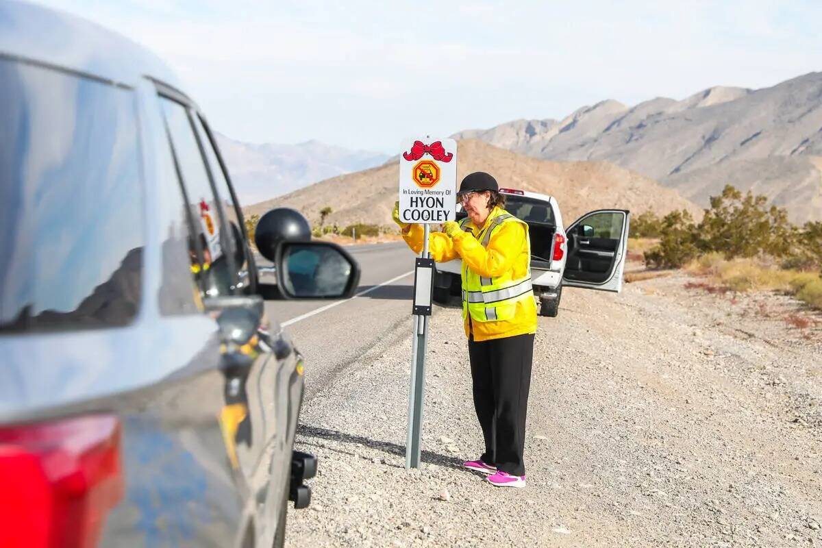 Melodye McGroarty ayuda a colocar carteles con los nombres de las víctimas que han perdido la ...