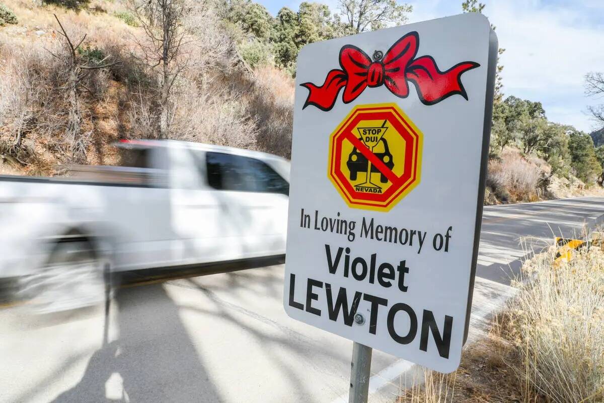 Carteles con los nombres de las víctimas que han perdido la vida en accidentes por conducir eb ...