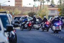 Una procesión de la policía para un agente de la Nevada Highway Patrol se mueve hacia la ofic ...