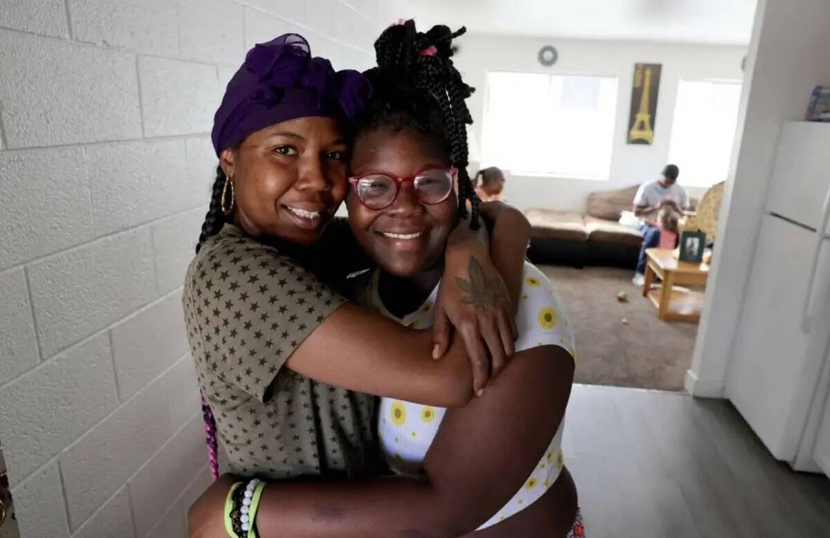Victoria Mike, con su hija de 13 años Cee'Ontae McSwain, dijo que está agradecida a CARE por ...
