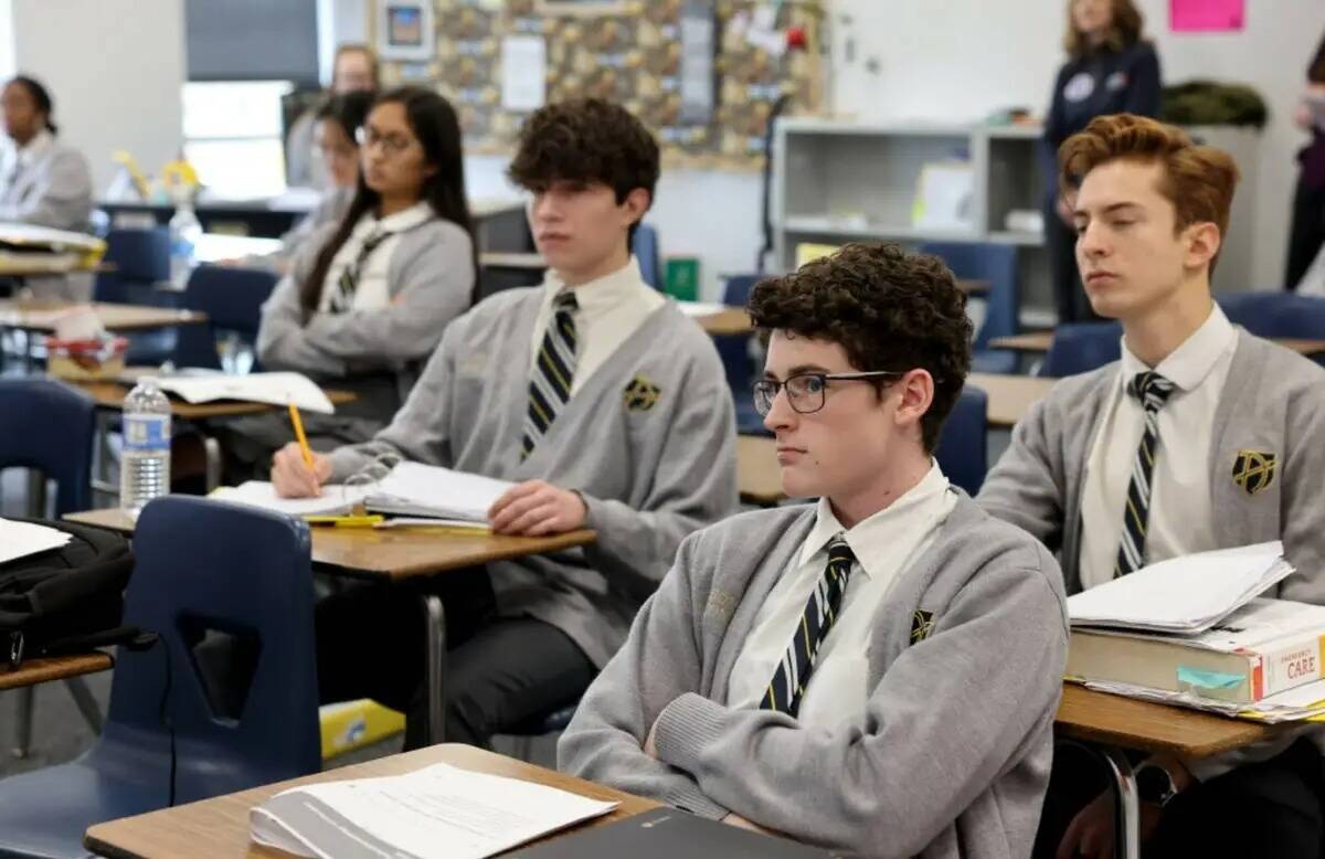 Alumnos de último año, entre ellos Jackson Hailstone, delante, asisten a una clase de EMT en ...