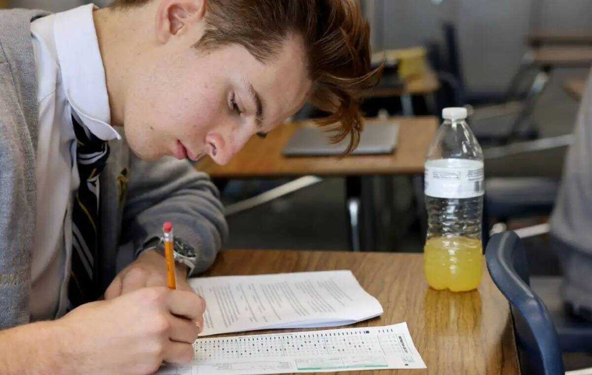 El alumno de último año Jude Clemensen realiza una prueba en la clase de EMT en Amplus Academ ...