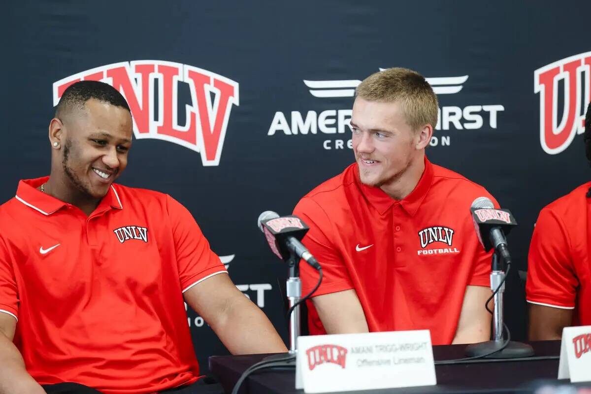 El offensive lineman de UNLV Amani Trigg-Wright, junto al linebacker Jackson Woodward, se dirig ...