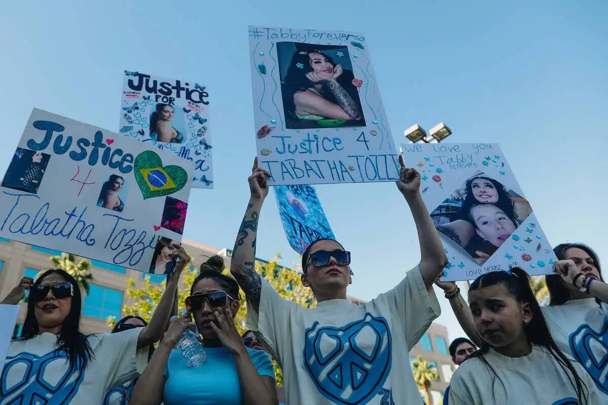 Los manifestantes sostienen pancartas durante una manifestación en memoria de Tabatha Tozzi en ...