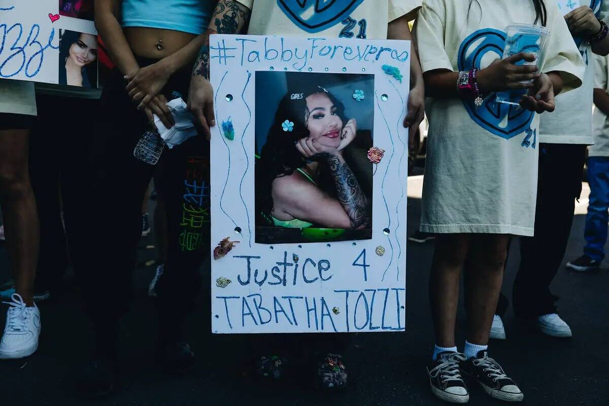 Un cartel con una fotografía de Tabatha Tozzi se ve durante una manifestación en su memoria e ...