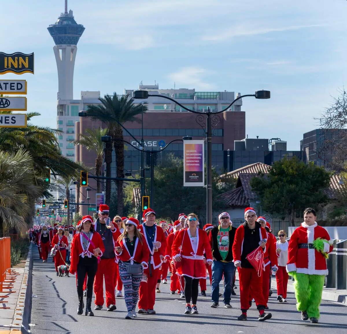 Los participantes en la carrera de 1 milla suben por Las Vegas Boulevard en dirección a la fil ...