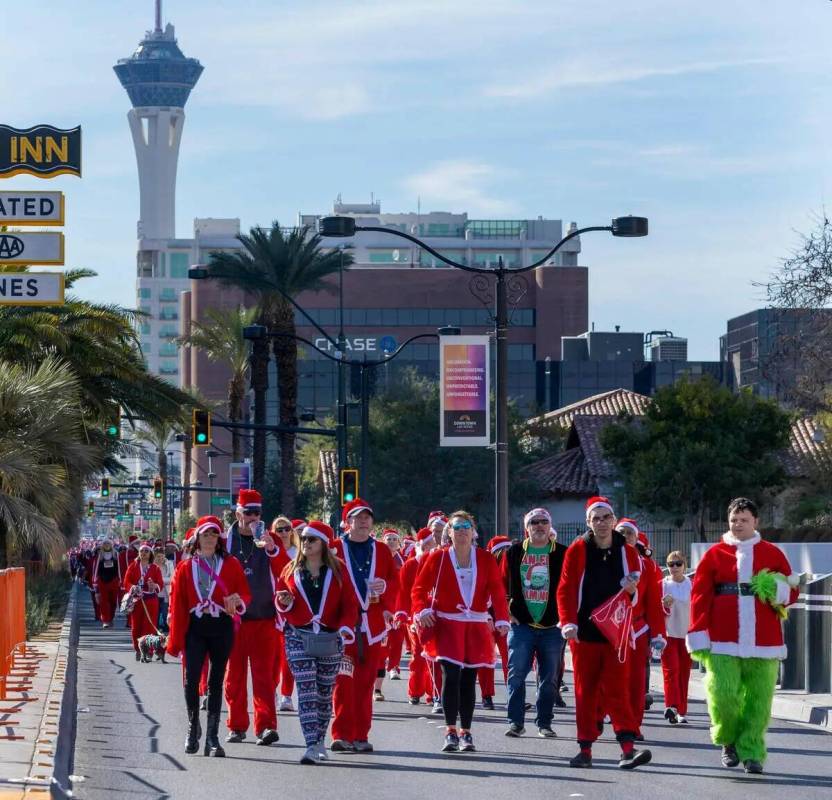 Los participantes en la carrera de 1 milla suben por Las Vegas Boulevard en dirección a la fil ...