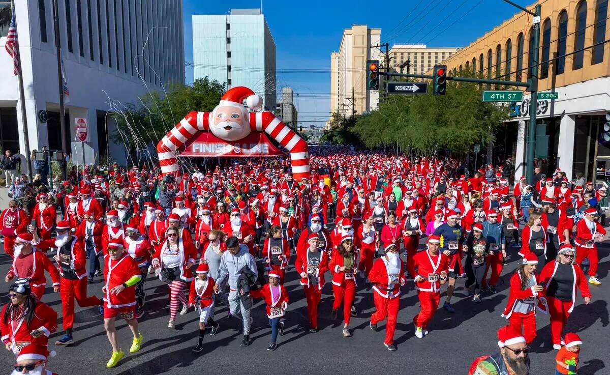 Los participantes en la carrera de 5 kilómetros abandonan la fila de salida durante la Great S ...