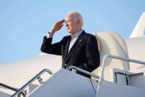 El presidente Joe Biden aborda el Air Force One en el aeropuerto conmemorativo en Pueblo, en Pu ...