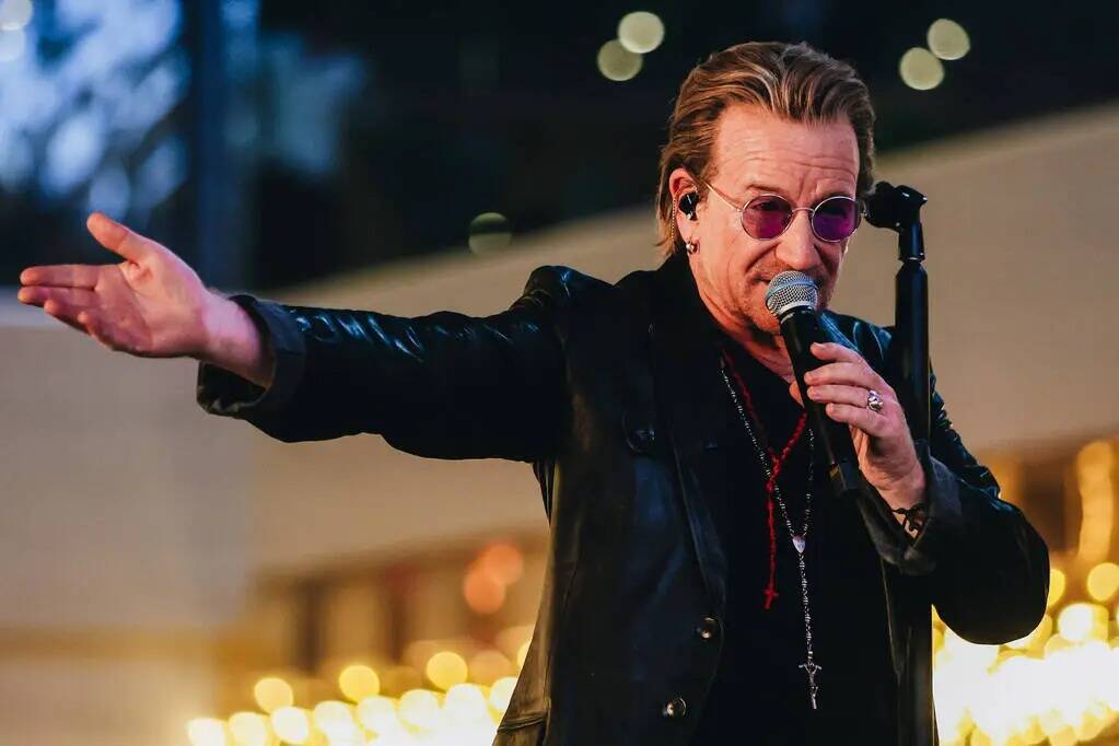 Bono de U2 se presenta mientras filma un video musical frente al hotel y casino Plaza el doming ...