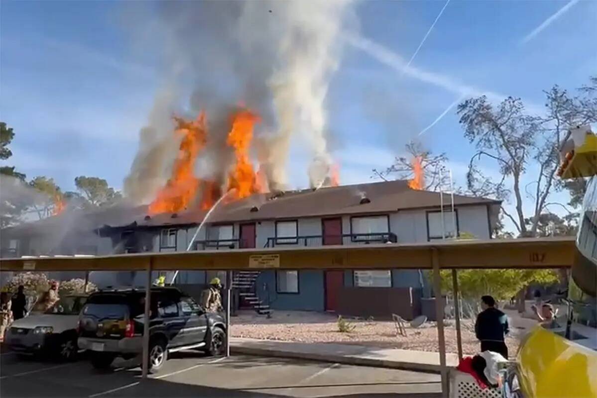 El Departamento de Bomberos del Condado Clark responde a un incendio en un edificio de apartame ...