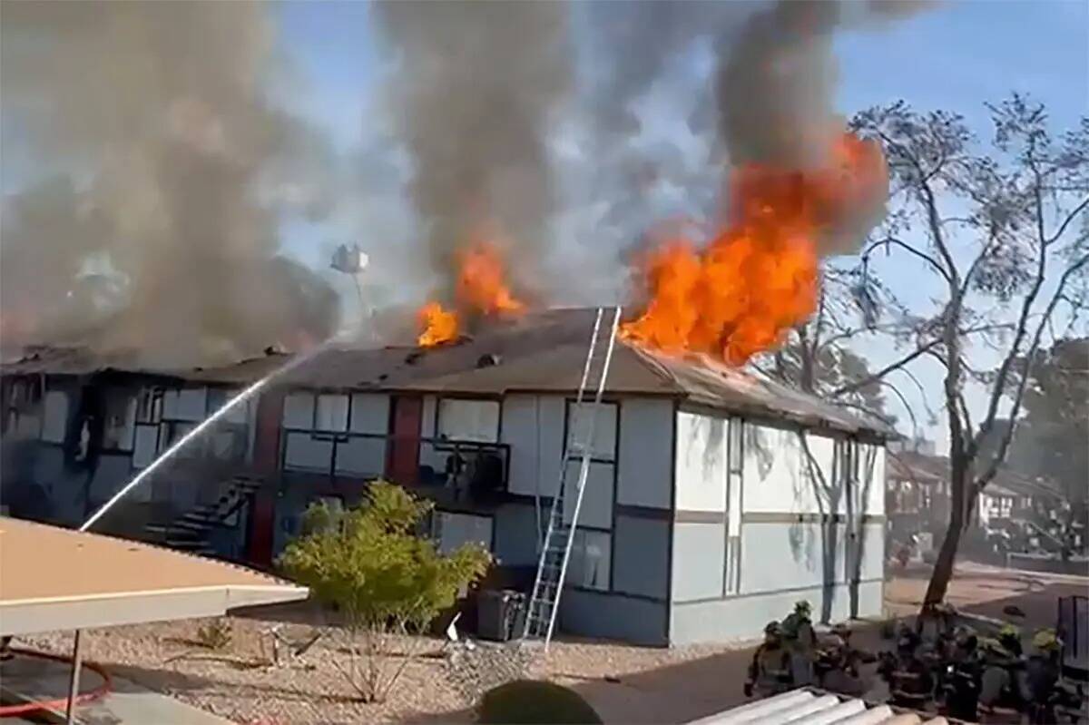 El Departamento de Bomberos del Condado Clark responde a un incendio en un edificio de apartame ...