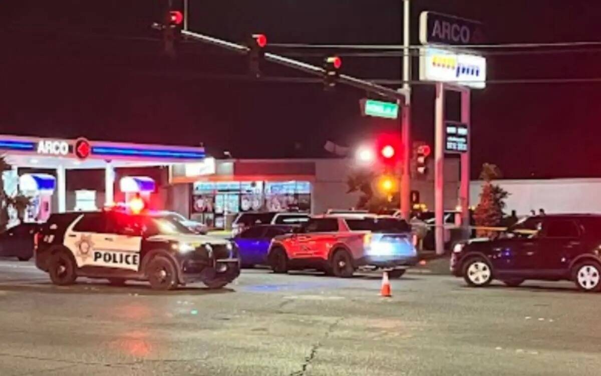 La policía en la escena de un tiroteo fatal cerca de East Charleston Boulevard y Estados Unido ...