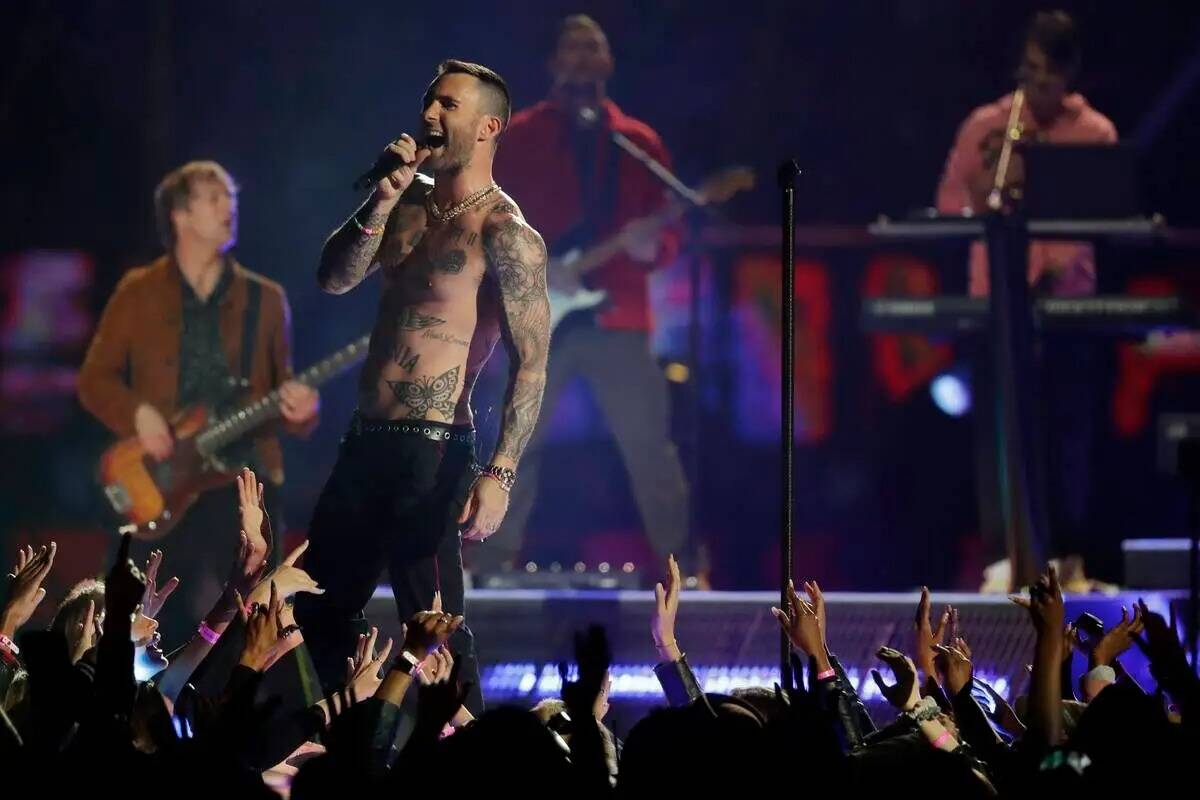 Adam Levine de Maroon 5 se presenta durante el medio tiempo del partido de fútbol americano de ...