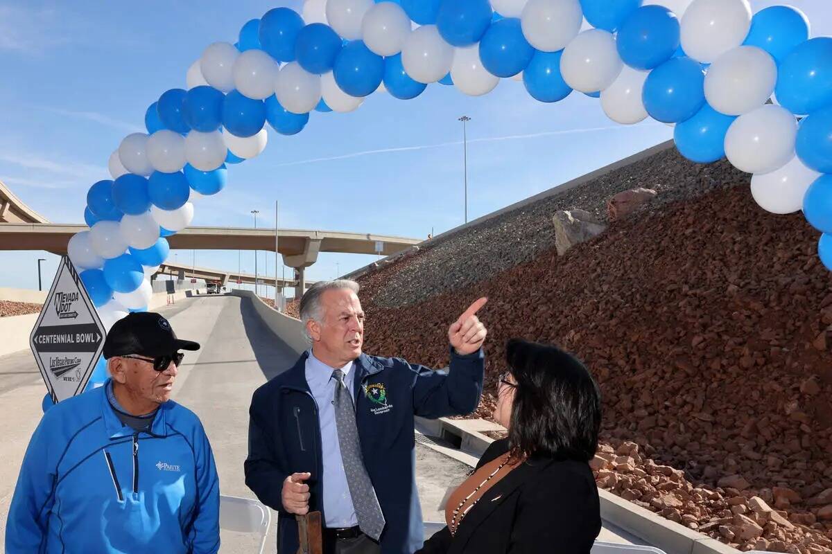 El gobernador Joe Lombardo, en el centro, visita a Curtis Anderson, a la izquierda, y Deryn Pet ...