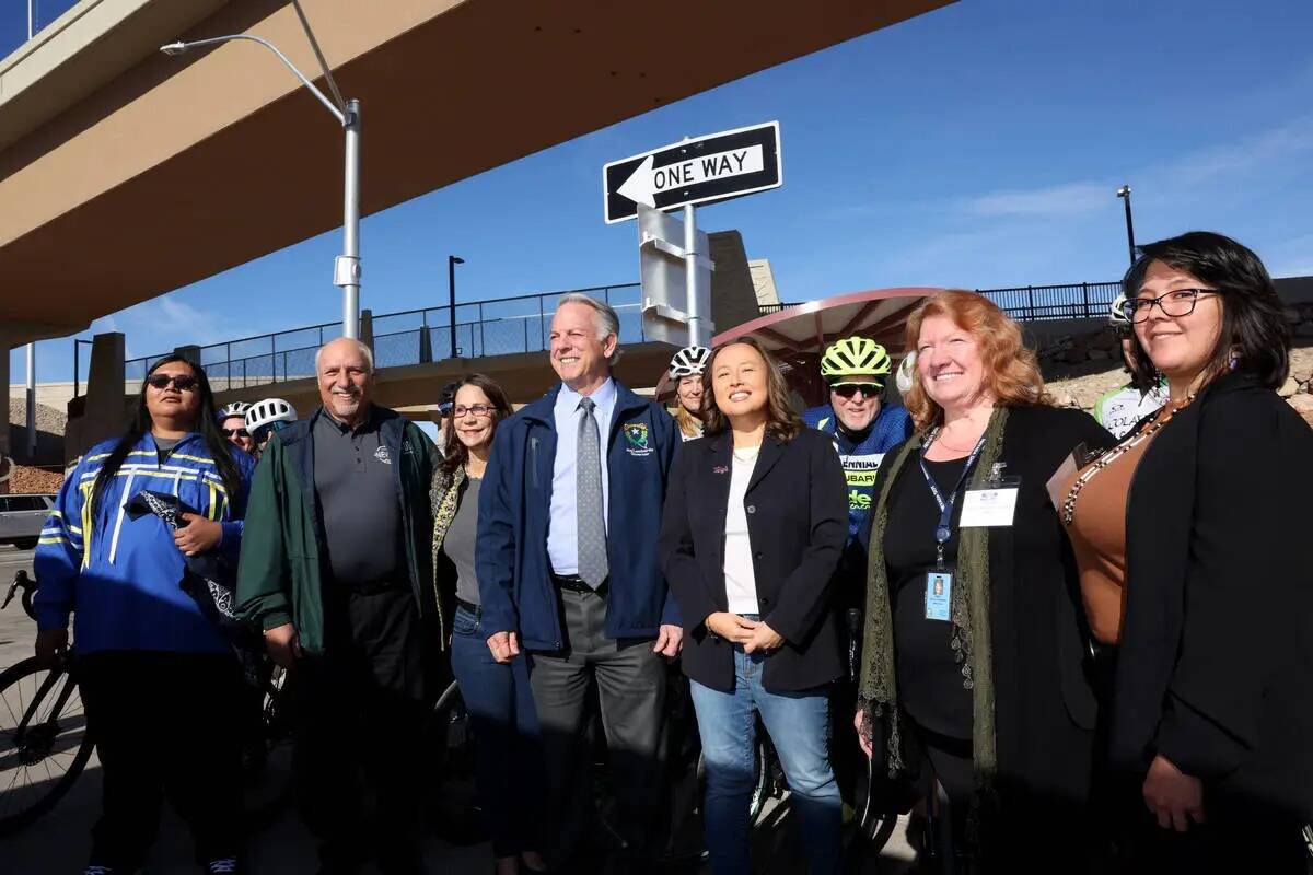 Dignatarios se reúnen durante la celebración del Departamento de Transporte de Nevada de la f ...