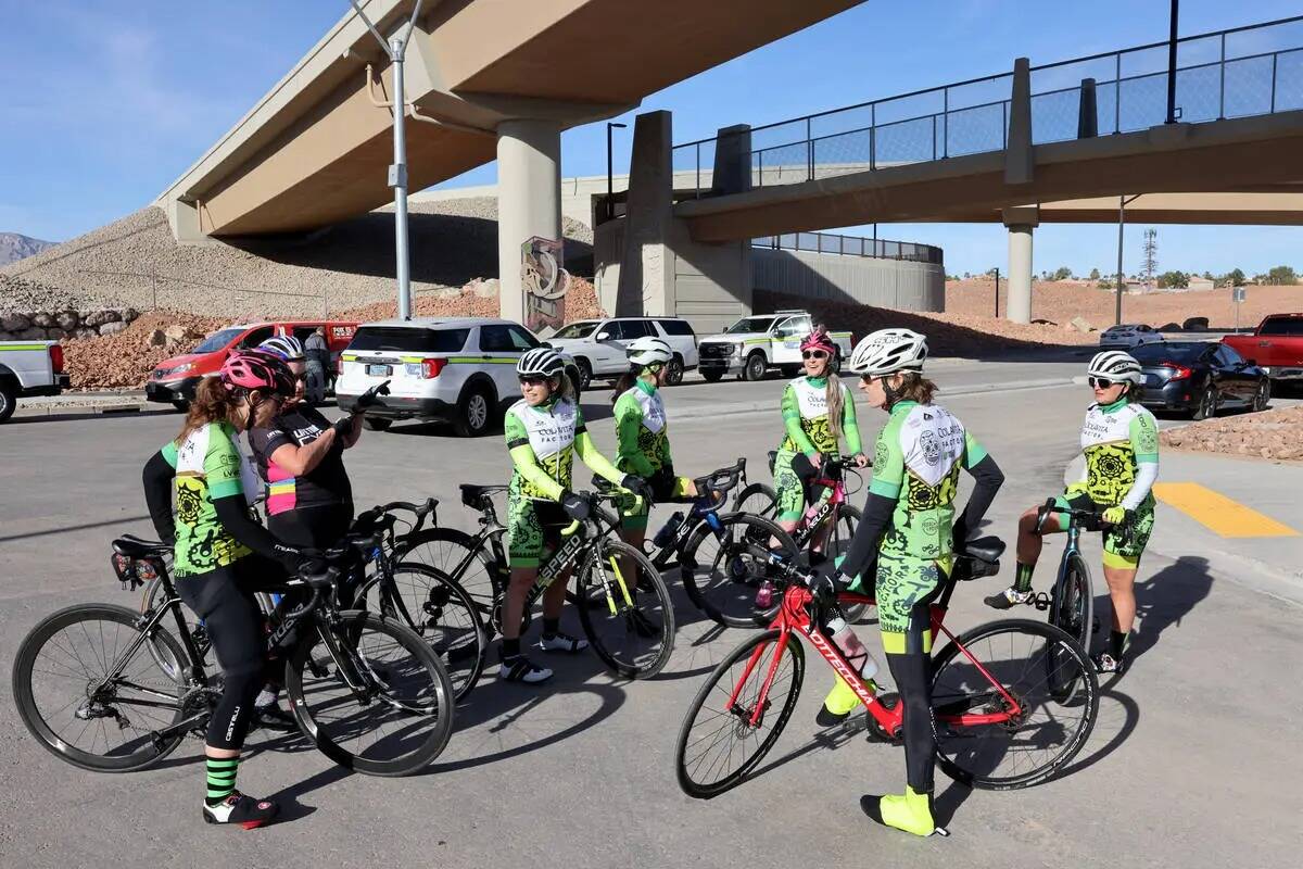 Miembros del Colavita Las Vegas Women’s Cycling Club se reúnen para la celebración del Depa ...