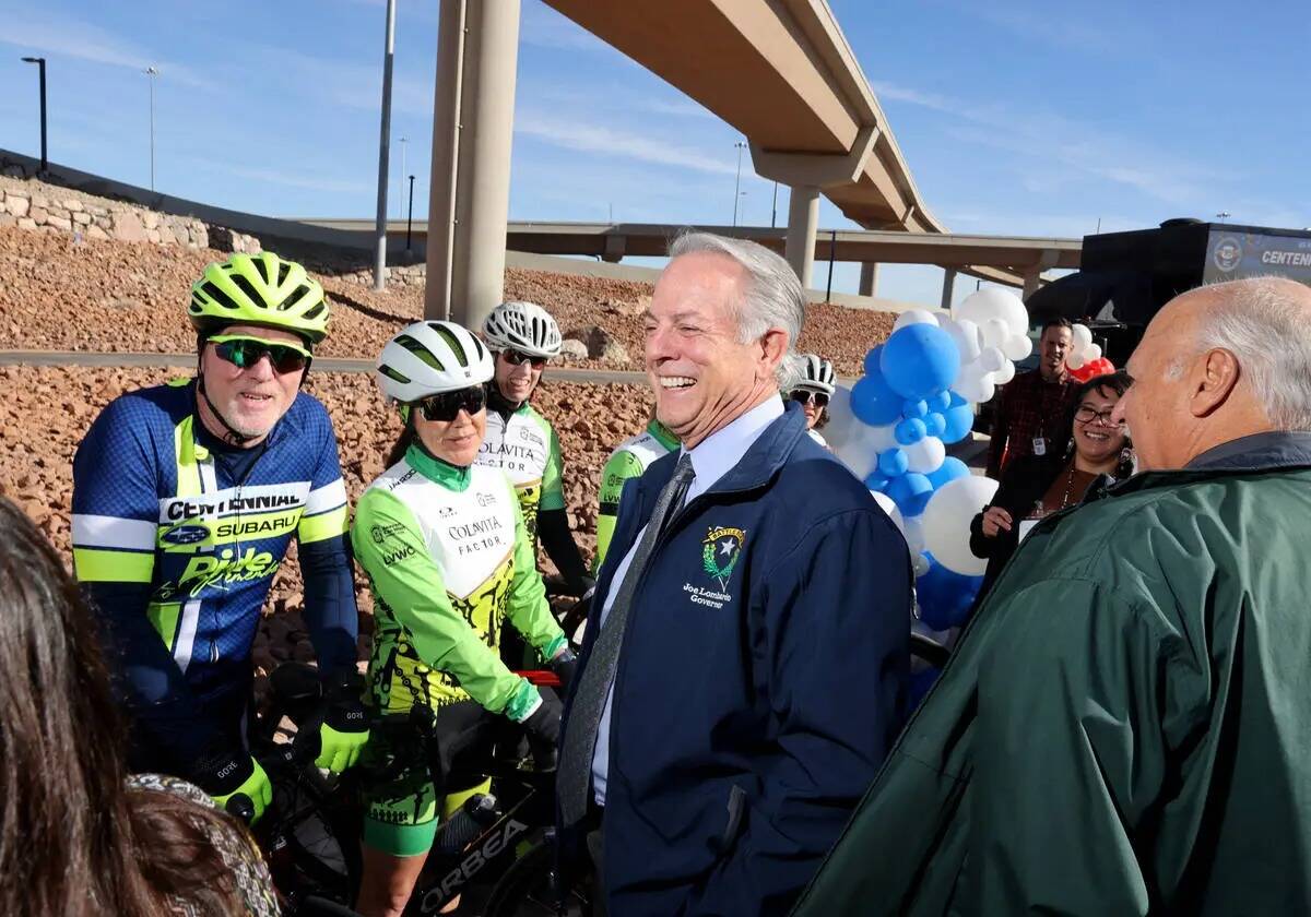 El gobernador Joe Lombardo visita a miembros del Colavita Las Vegas Women’s Cycling Club y la ...