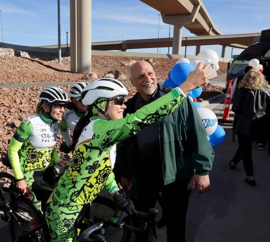 El vicegobernador Stavros Anthony visita a los miembros del Colavita Las Vegas Women’s Cyclin ...