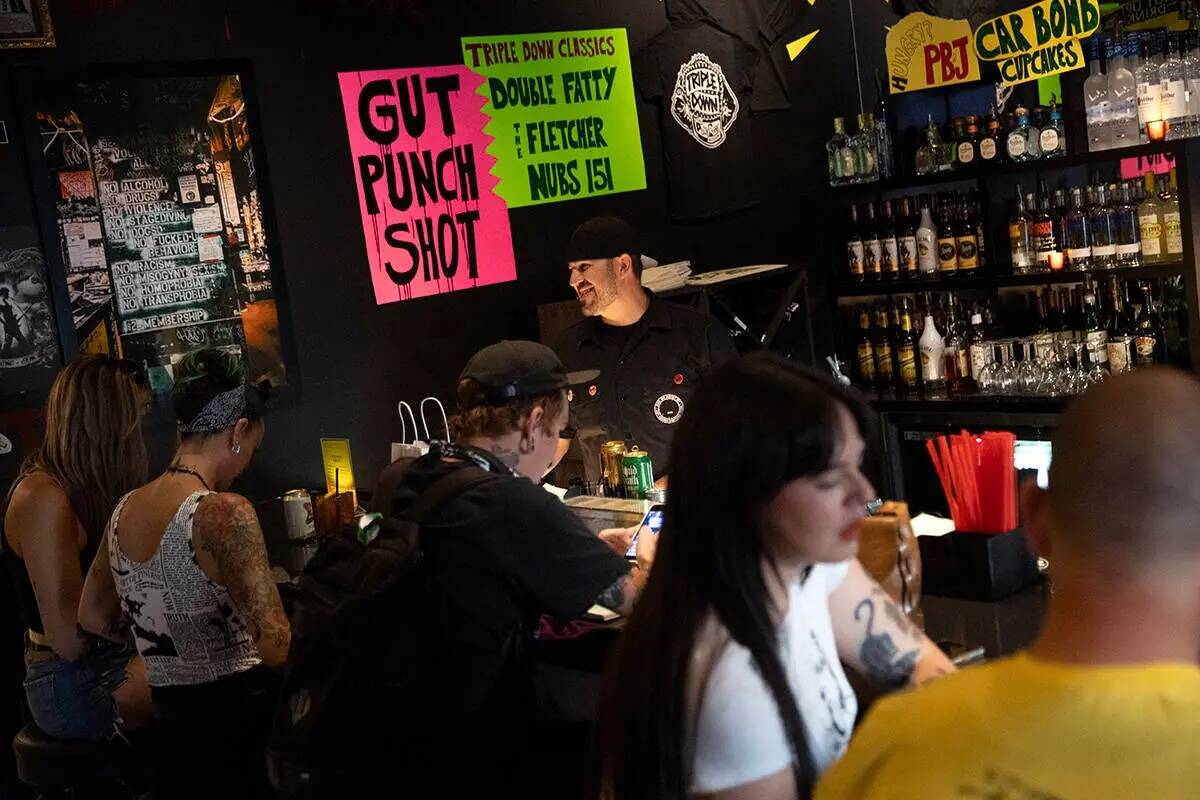 El bartender Mean Gene trabaja en la barra de The Triple Down en el Punk Rock Museum el jueves ...