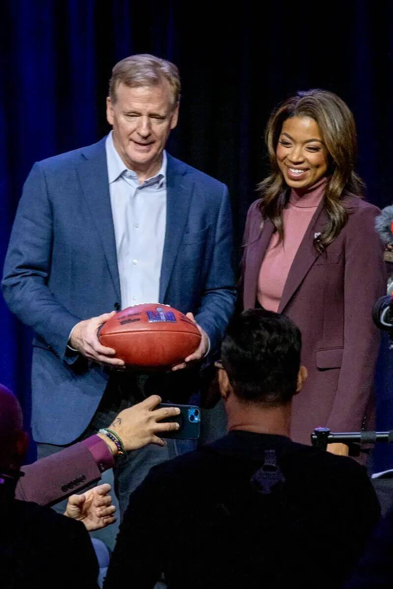 El comisionado de la NFL Roger Goodell, a la izquierda, posa con la presidenta de los Raiders S ...
