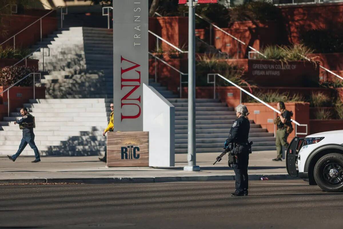 La policía es vista en la escena de un tiroteo en el campus de la UNLV el miércoles 6 de dici ...