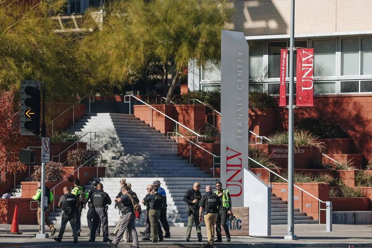 La policía aparece en el lugar de un tiroteo en el campus de la UNLV el miércoles 6 de diciem ...