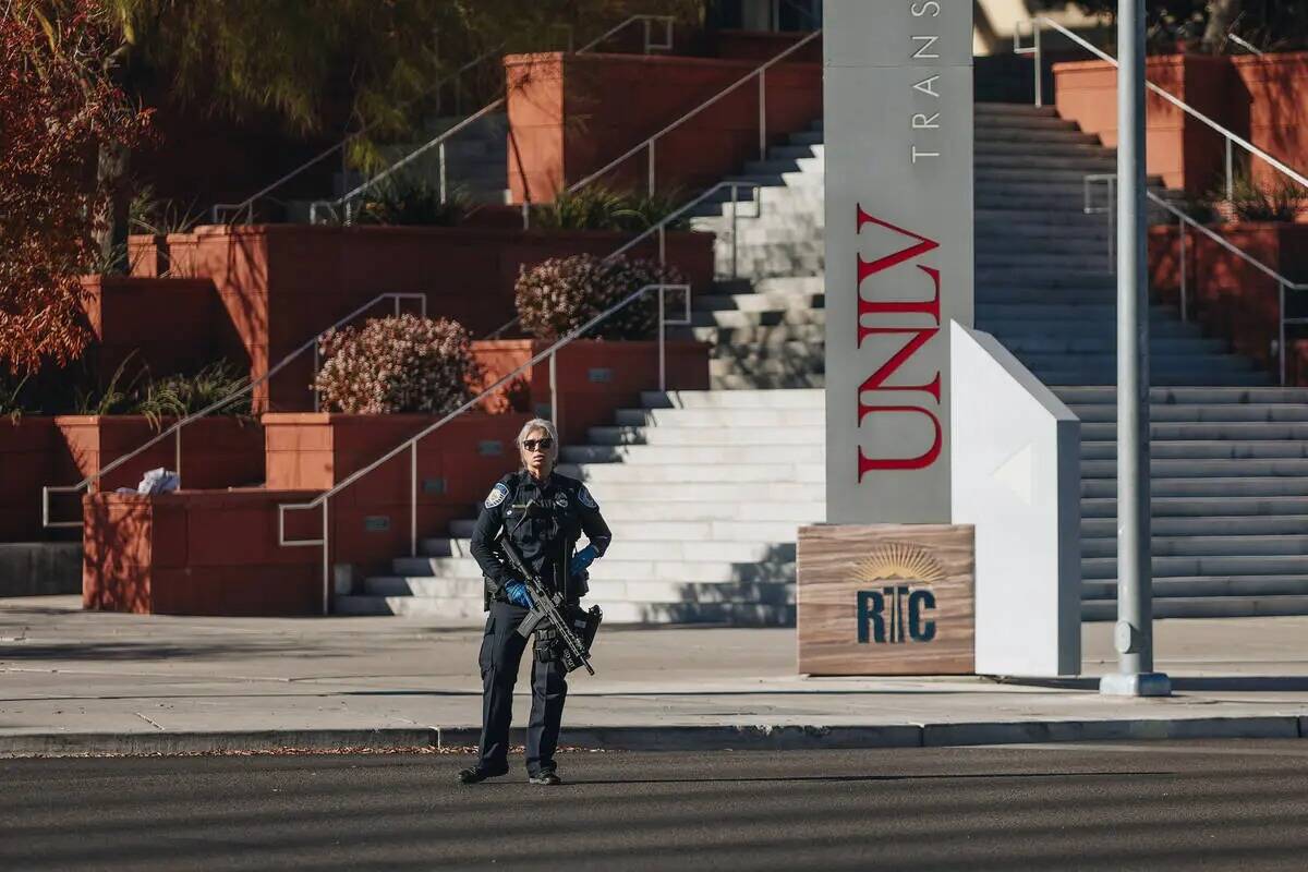 La policía es vista en la escena de un tiroteo en el campus de la UNLV el miércoles 6 de dici ...