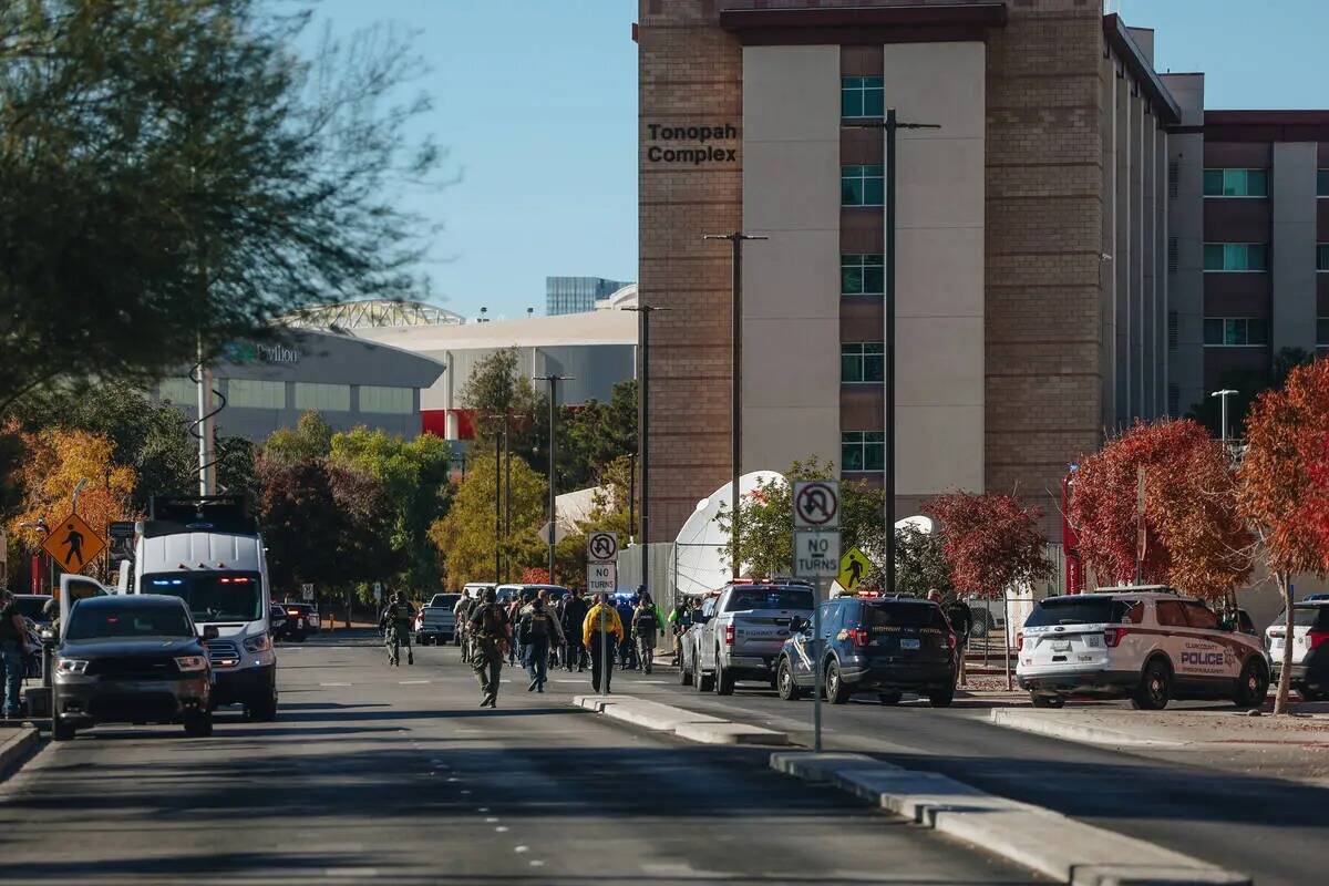 La policía aparece en la escena de un tiroteo en el campus de la UNLV el miércoles 6 de dicie ...