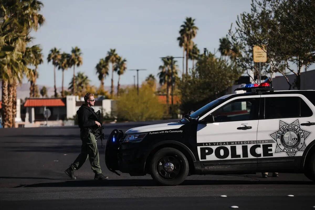 La policía en el Sunrise Hospital and Medical Center después de un tiroteo activo en la UNLV, ...