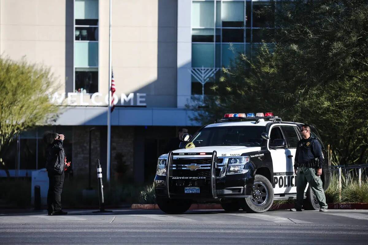 Policía en el Sunrise Hospital and Medical Center tras un tiroteo activo en la UNLV, en Las Ve ...
