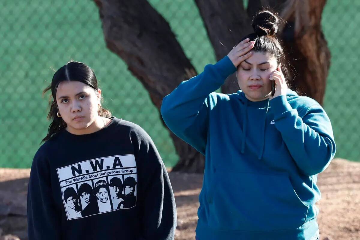 Los padres se reúnen fuera de la UNLV, donde la policía confirmó múltiples víctimas de tir ...