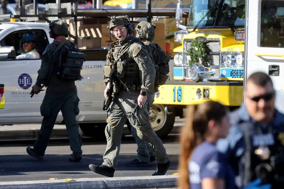 La policía patrulla en Maryland Parkway después de un tiroteo en el campus de la UNLV en Las ...