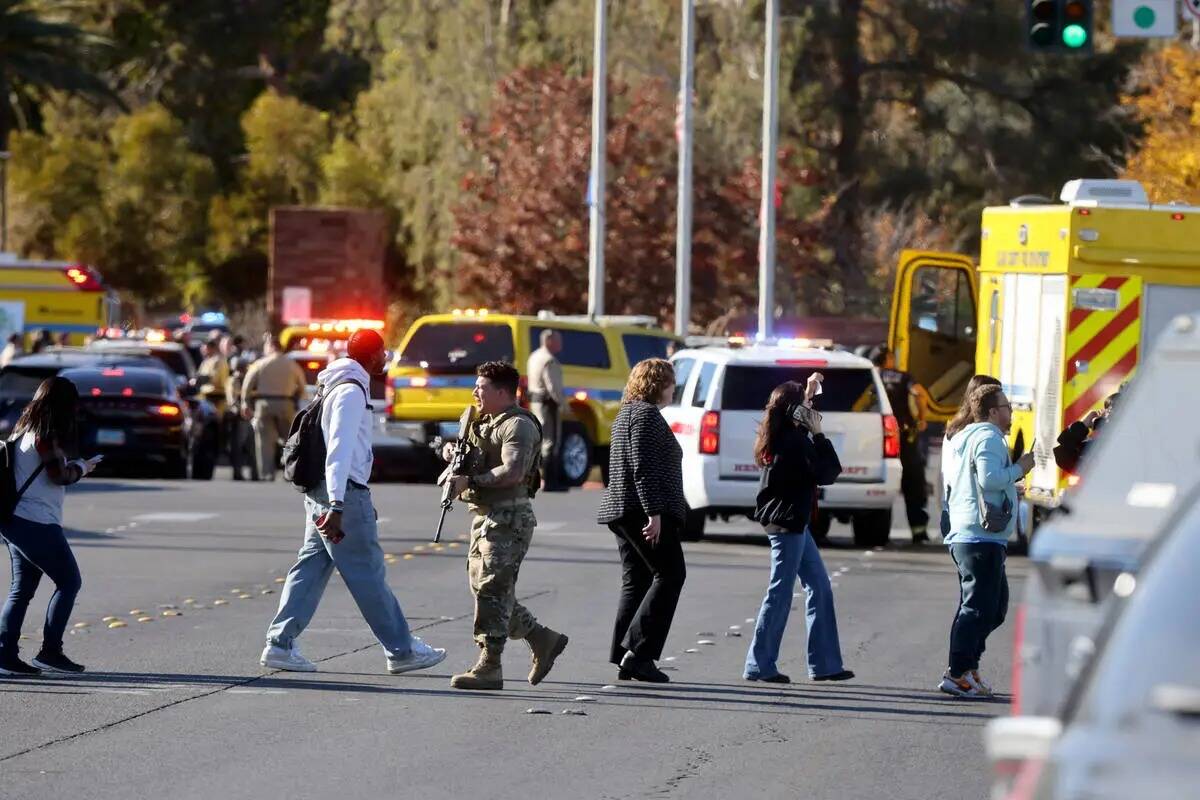 La policía evacua a los estudiantes en Harmon Avenue cerca de Maryland Parkway después de un ...