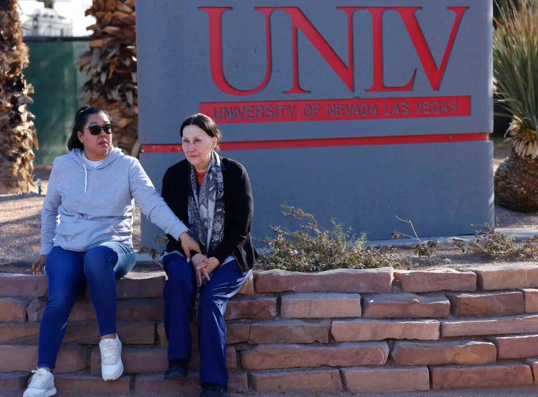 Los padres se reúnen fuera de la UNLV, donde la policía confirmó múltiples víctimas de tir ...