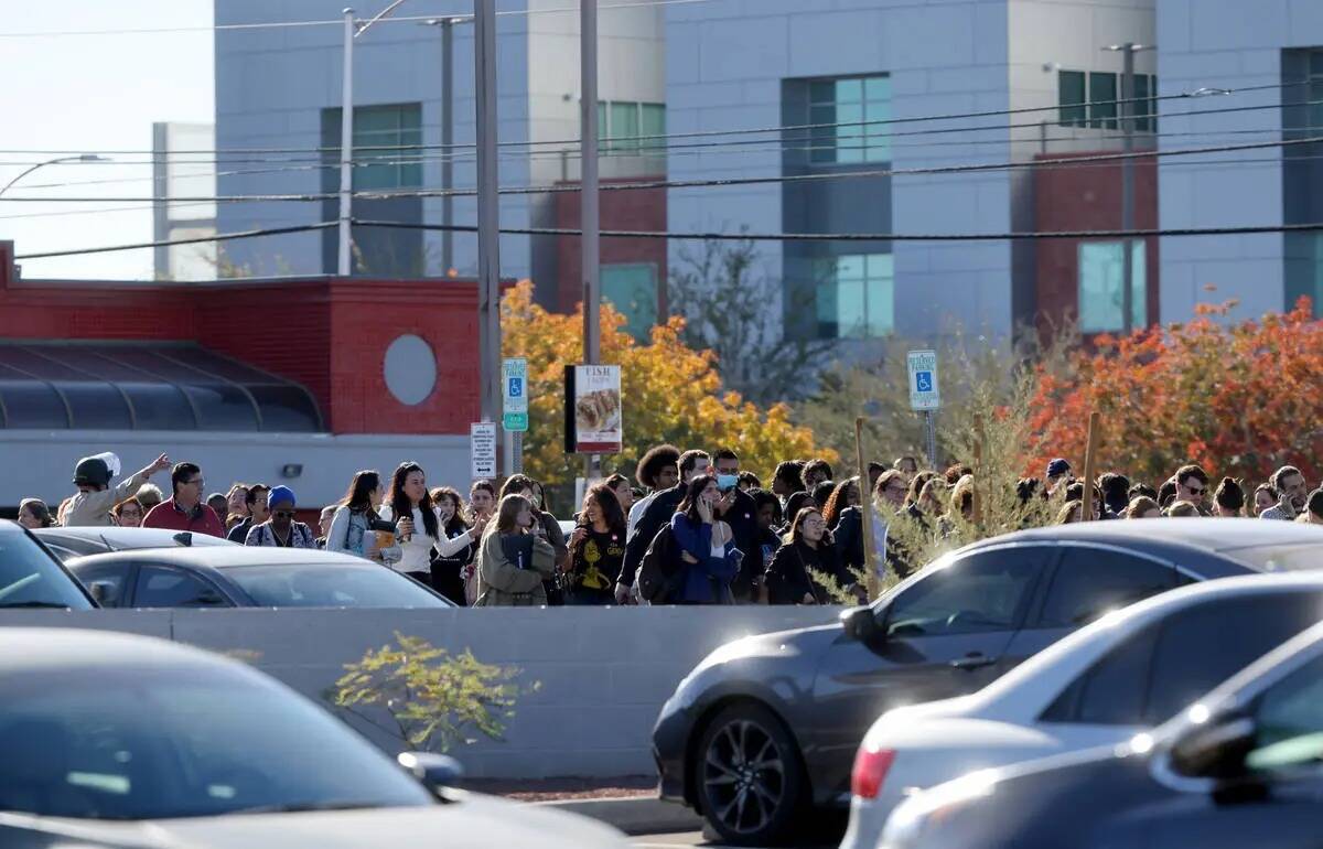 La policía evacua a los estudiantes cerca de Maryland Parkway después de un tiroteo en el cam ...