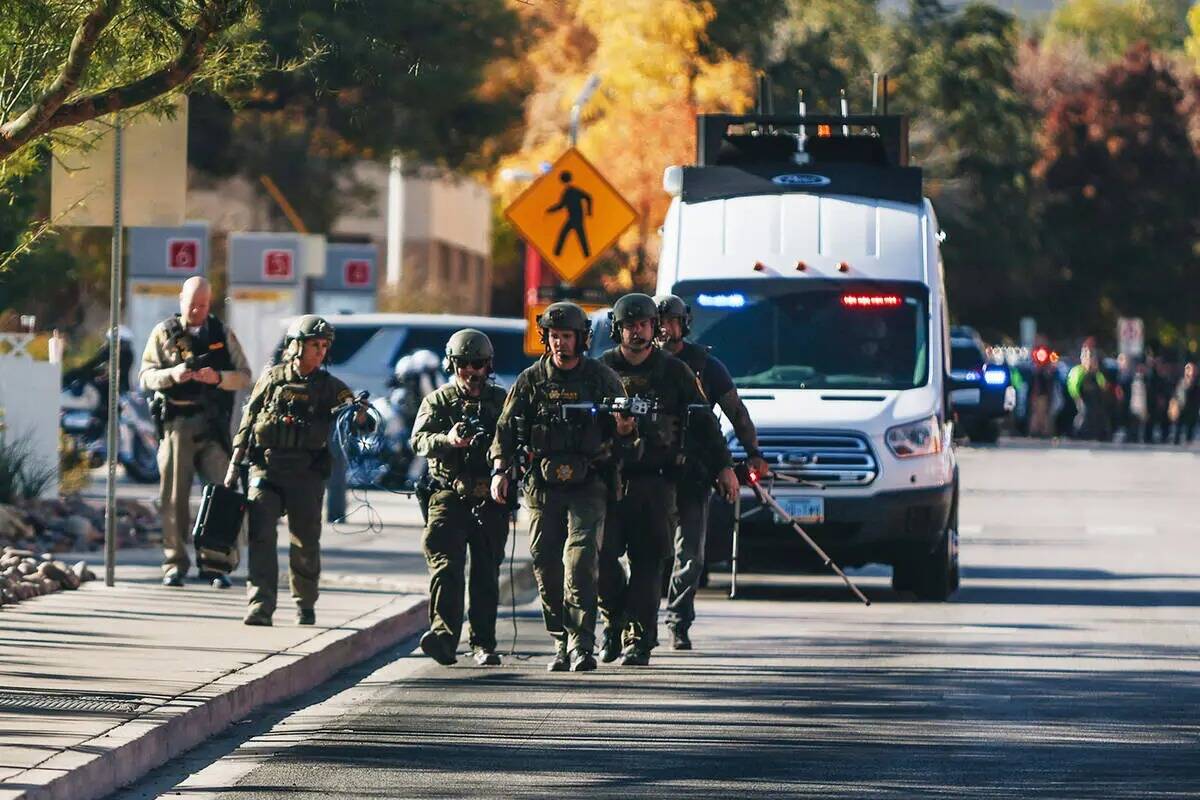 La policía en el lugar de un tiroteo en el campus de la UNLV el miércoles 6 de diciembre de 2 ...