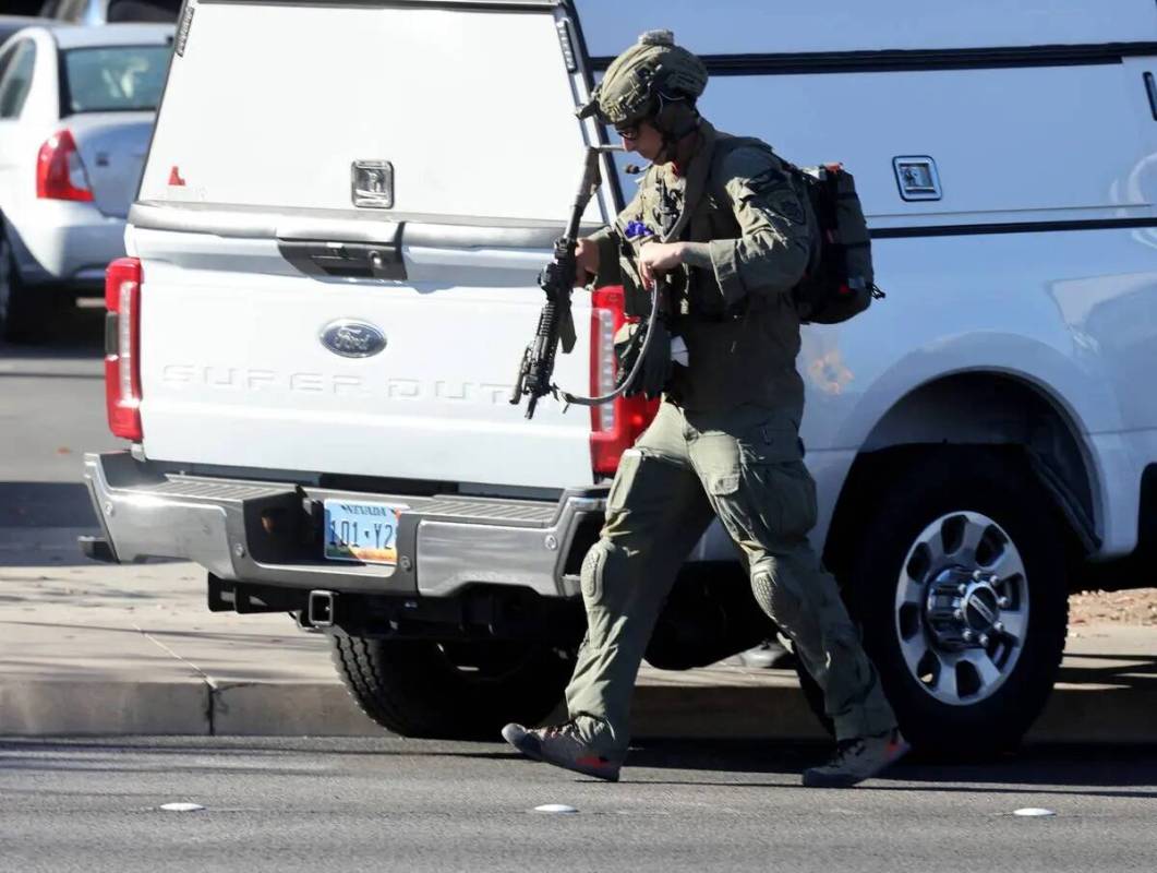 La policía patrulla en Maryland Parkway después de un tiroteo en el campus de la UNLV en Las ...